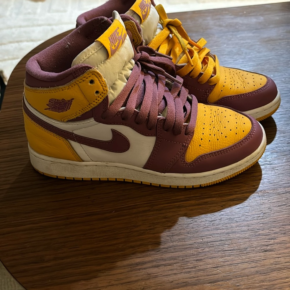 Nike Swoosh boys 5.5